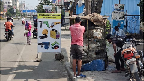 देहू-आळंदी बीआरटीएस रस्ता - येथील रस्त्यावरील पदपथावर गाळेमालकांनी दुकानातील वस्तू भर पदपथाच्या मध्यभागी ठेवल्याने पादचारी नागरिकांना धोका पत्करून रस्त्यातून चालावे लागत आहे.