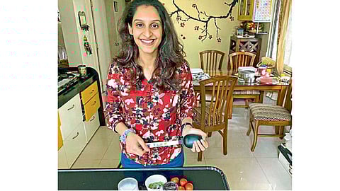 स्वयंपाकघरात रमलेली मृगा गुर्जर.