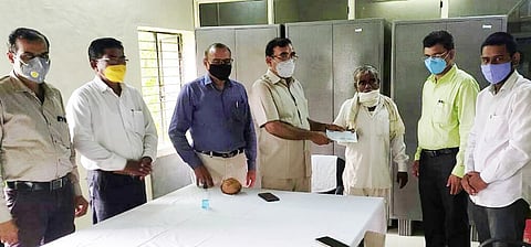 Help by giving a check of one lakh to the father of the student who was electrocuted