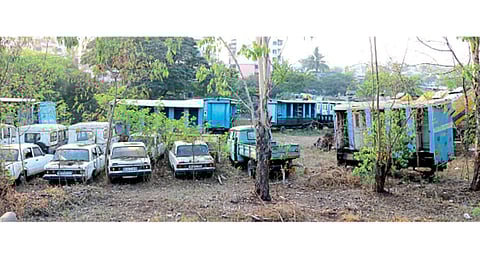 नेहरुनगर, पिंपरी - महापालिकेच्या भंगार साहित्य कोठारात वर्गीकरण करून ठेवलेल्या भंगार मोटारी, फिरते स्वच्छतागृहे व अन्य भंगार साहित्य.