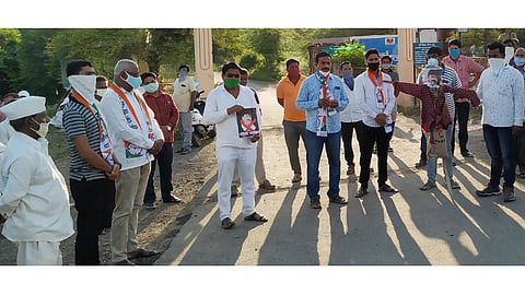 वाल्हे (ता.पुरंदर) - येथे शरद पवार यांच्याबद्दल अपशब्द काढल्याबद्दल आमदार गोपीचंद पडळकर यांचा प्रतिकात्मक पुतळा बनवुन त्यांचा निषेध करण्यात आला.