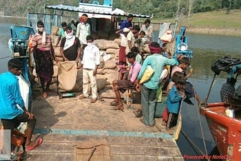 बोटीने प्रवास करून दुर्गम भागातील नागरिकांना केले अन्नधान्याचे वाटप !