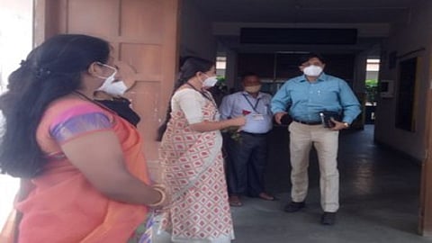 wardha ZP president gave roses to officers who came late in office