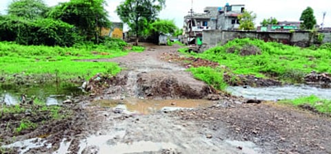 चार दशकांपासून नदीपात्रातून प्रवास, पुलाअभावी जीव धोक्यात