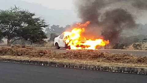 नागोठणे : मुंबई-गोवा महामार्गावर कारने अचानक पेट घेतला.