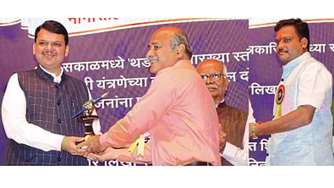 मुंबई - राज्य सरकारतर्फे विविध पत्रकारिता पुरस्कारांचे वितरण मुख्यमंत्री देवेंद्र फडणवीस यांच्या हस्ते करण्यात आले. या वेळी नानासाहेब परुळेकर पुरस्कार मुख्यमंत्र्यांच्या हस्ते स्वीकारताना ज्ञानेश्वर बिजले आणि प्रमोद बोडके.