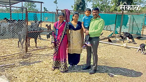 शेळीपालनातून कुटुंब उभे करणाऱ्या नंदा थोरात यांच्यासह मुलगा गणेश, सून तृप्ती व नातू अरुष.