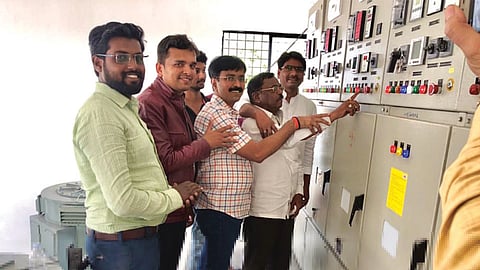 जलकुंभात पाणी सोडण्याचे बटण दाबताना उपमहापौर वाघमारे व अन्य.