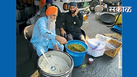 नवी दिल्ली - कृषी कायद्याविरोधात गाझीपूर सीमेवर आंदोलन करणाऱ्या शेतकऱ्यांसाठी गुरुवारी भोजन तयार करताना स्वयंसेवक.