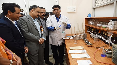 ठाणे : प्रयोग शाळेत माहिती घेताना मान्यवर. (छायाचित्र : दीपक कुरकुंडे)