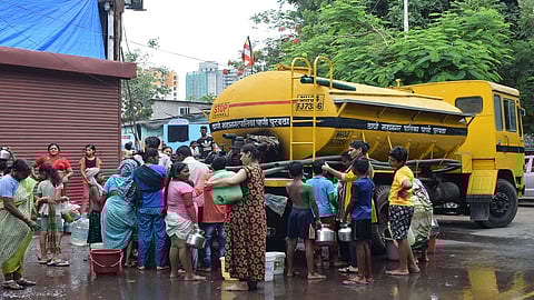 ठाणे : टँकरने पाणी भरण्यासाठी नागरिकांची झालेली गर्दी. (छायाचित्र : दीपक कुरकुंडे)