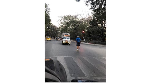 Old man get angry for not following the signal in pune
