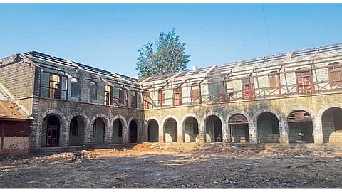 सातारा - जुन्या राजवाड्याच्या वसतिगृहाचे सुरू असलेले दुरुस्तीचे काम.