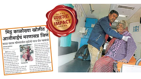 वाकड - जिजाबाई शिंदे यांना उपचारासाठी रुग्णवाहिकेतून नेताना.