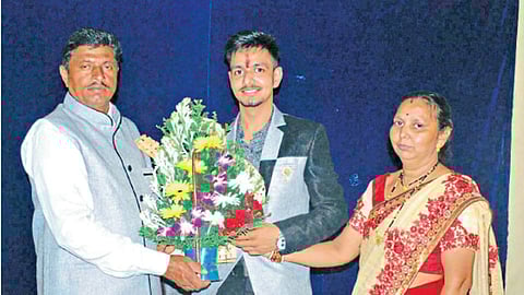 बुटीबोरी - सीए झालेला ओमप्रकाश आई-वडिलांसह.