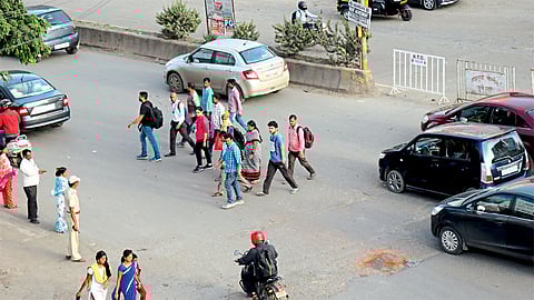 हिंजवडी - शिवाजी चौक परिसरात सातत्याने होणारी वाहतूक कोंडी सोडवण्यासाठी राबविण्यात आलेल्या प्रयोगामुळे पादचाऱ्यांना रस्ता ओलांडण्यास अडथळा येत आहे.