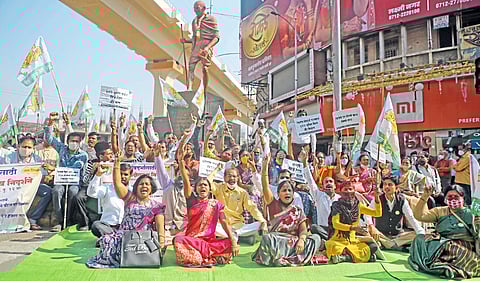 Now agitation in front of the Energy Ministers house