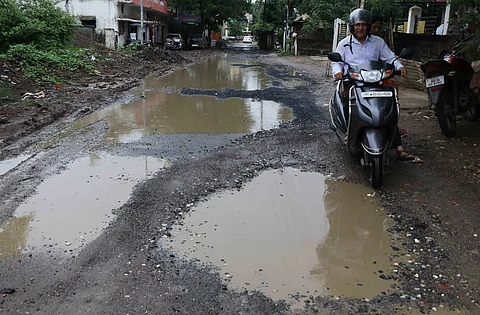 स्मार्ट सिटीचे सुवर्णस्वप्न बघत असलेल्या राज्यकर्त्यांना शहरातील सत्यपरिस्थिती स्वीकारावीच लागेल. कारण नागपूरकरांना ही मंडळी काही स्मार्टसिटी दाखवू शकत नाही. शहरातील नागरिकांच्या नशिबी आलेली ही रोजची कटकट महानगरपालिका मनावर घेईल तेव्हाच सिटी स्मार्ट होईल 