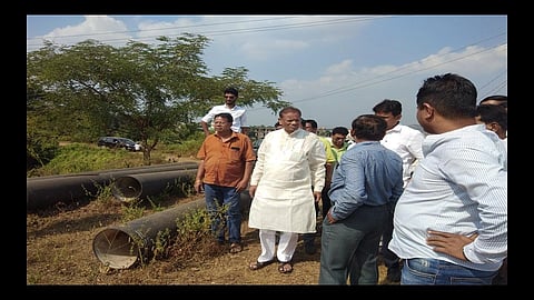 पेण : हेटवणे पाणीपुरवठा योजनेची पाहणी करताना आमदार रवींद्र पाटील यांच्यासमवेत सरकारी अधिकारी.