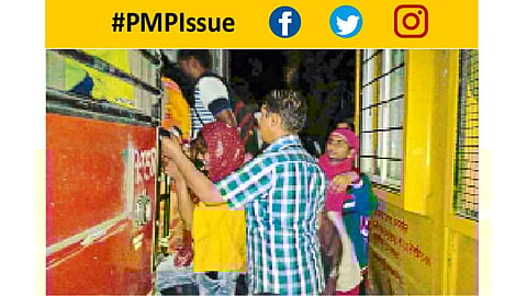 मनपा भवन - तळेगाव ढमढेरे मार्गावर वेळेत बस उपलब्ध होत नाही. यामुळे बस आल्यावर चढण्यासाठी प्रवाशांची अशी गर्दी होते.