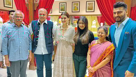 औंध - पु. ना. गाडगीळ आणि सन्सच्या दालनास ‘पानिपत’ चित्रपटाच्या टीमने भेट दिली. या वेळी (डावीकडून) अजित गाडगीळ, आशुतोष गोवारीकर, क्रिती सेनन, सुनीता गोवारीकर, डॉ. रेणू गाडगीळ, अर्जुन कपूर.