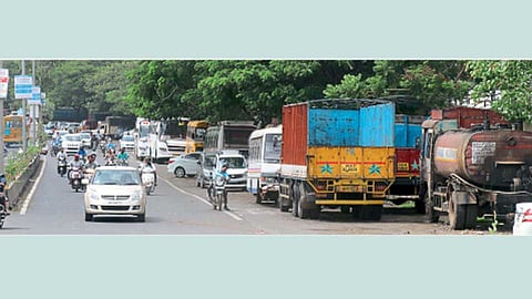 आकुर्डी - आकुर्डी चौकातून दळवीनगरकडे जाणाऱ्या मार्गालगत उभी केलेली वाहनेे. त्यामुळे अरूंद झालेला रस्ता.