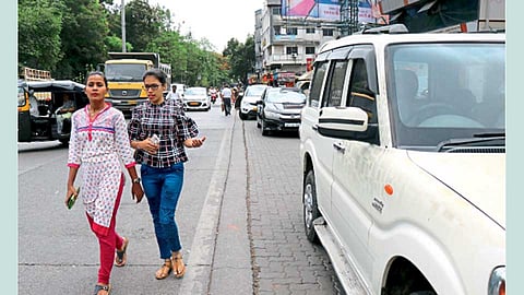 चिंचवड - प्रा. रामकृष्ण मोरे प्रेक्षागृहाजवळ पदपथावर बेशिस्त वाहनचालक गाड्या लावत असल्याने मुख्य रस्त्यावरून चालताना पादचारी.