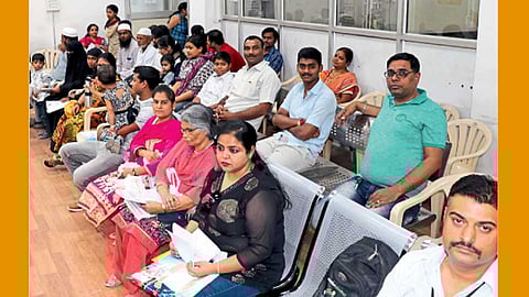 खराडवाडी, पिंपरी - येथील टपाल कार्यालयात पासपोर्टसाठी झालेली गर्दी.