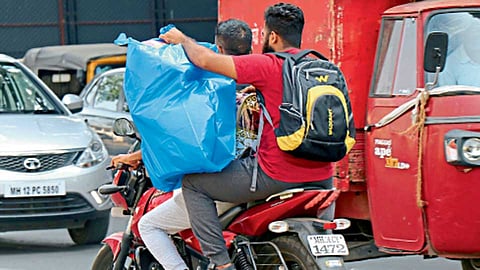 अजमेरा कॉलनी, पिंपरी - शहरात सर्रास प्लॅस्टिकच्या पिशव्यांचा वापर होत आहे.