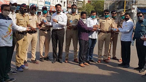 बारामतीत विविध संघटनांकडून 'मदतीचा हात'