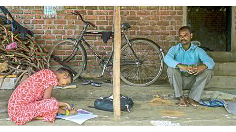 मुंबई - रोजंदारी कामगाराची मुलगी दहावीच्या डिजिटल क्लाससाठी स्मार्ट फोनच्या प्रतीक्षेत.