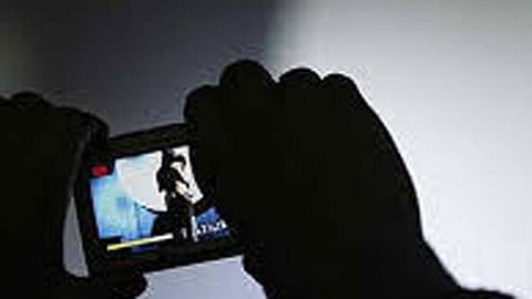 National News Porn Video watch Son Father Cut their Hands