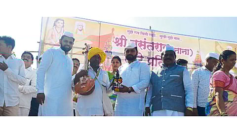 मॅक्झीन चौक, दिघी - येथे वसंतराव लोंढे प्रतिष्ठानच्या वतीने दिंडीप्रमुखांना प्रतिष्ठानचे अध्यक्ष प्रवीण लोंढे यांच्या हस्ते विठ्ठलाची मूर्ती देऊन सन्मानित करण्यात आले.