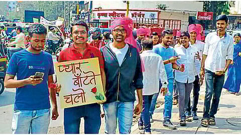 गोखले चौक - ‘व्हॅलेंटाइन डे’निमित्त काढलेली ‘प्रेम यात्रा’.