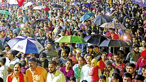 नातूबाग, बाजीराव रस्ता - रिमझिम पावसाच्या सरी अंगावर झेलत गणेशभक्तांनी रविवारी देखावे आणि विद्युत रोषणाई पाहण्यासाठी मोठी गर्दी केली होती.