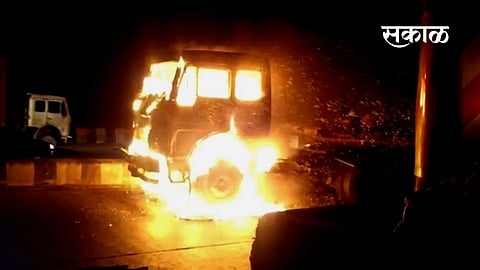 trailer Fire incident on pune mumbai expressway
