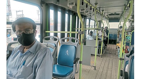 चाकण (ता. खेड) - पुणे-राजगुरुनगर मार्गावरील बसमधील प्रवासी.