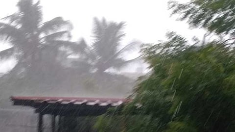 अवकाळीचा कहर; समुद्रातही वादळ