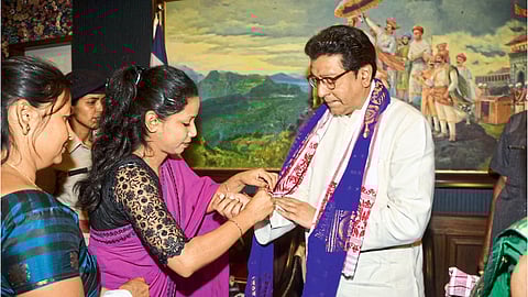 मुंबई - महाराष्ट्र नवनिर्माण सेनेचे अध्यक्ष राज ठाकरे यांची "कृष्णकुंज'' येथे आसामच्या "स्वाधीन स्त्री शक्ती'' संस्थेच्या महिला शिष्टमंडळाने भेट घेतली. त्या वेळी त्यांनी राज यांना राखी बांधली.