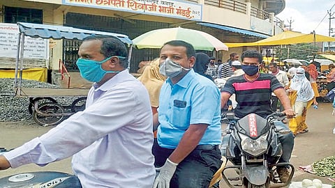 कोरोना प्रभावित क्षेत्रात पाहणी दौरा करणाऱ्या मुख्याधिकाऱ्यांना पडला जिल्हाधिकाऱ्यांच्या आदेशाचा विसर