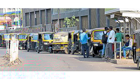 चिंचवड स्टेशन - चिंचवडगावाकडे जाणाऱ्या मार्गावर बेकायदा उभ्या असलेल्या रिक्षा.