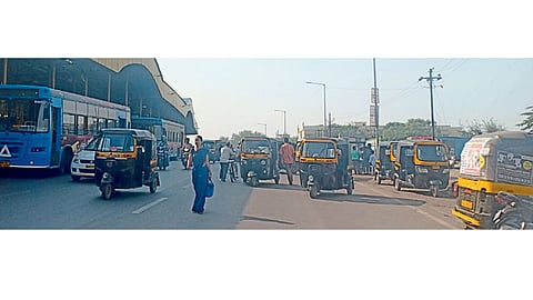 बीआरटीएस टर्मिनल, भोसरी - येथे खासगी प्रवासी तीन आसनी रिक्षांमुळे रस्ता व्यापला असून, कोंडीत भर पडत आहे.