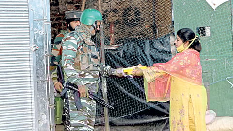 जम्मू-काश्मीर महिला मोर्चाच्या उपाध्यक्ष रुमीसा रफीक जवानाला मिठाई देताना. (एएनआय)