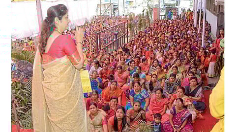 रुपीनगर - महिला बचत गटांसाठी आयोजित मेळाव्यात महिलांना मार्गदर्शन करताना राष्ट्रवादी काँग्रेसच्या महिला प्रदेश अध्यक्षा रुपाली चाकणकर.