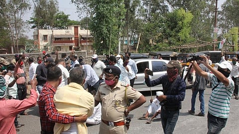 'स्वाभिमानी'ने राेखला सातारा -पंढरपूर महामार्ग; पाेलिसांकडून आंदाेलकांची उचलबांगडी