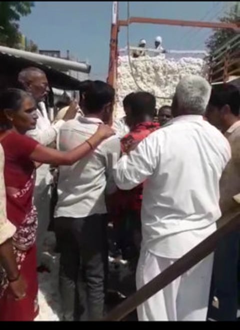 कापूस खरेदी करतांना मापात पाप करणाऱ्या व्यापाऱ्याला शेतकऱयांनी बदडले !