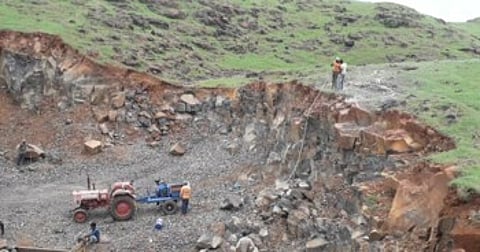 दगड, माती, मुरमासाठी शहादा तालुक्यातील विनापरवाना डोंगर पोखरले जाताय !