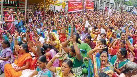 आंदोलन करताना अंगणवाडीताई