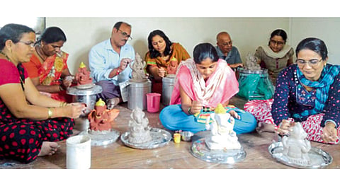 मिरज - ‘घरीच ‘श्रीं’ मूर्ती घडवायची आणि घरातच तिचे विसर्जन’ या उपक्रमाला मिरजेत वाढता प्रतिसाद मिळतोय.