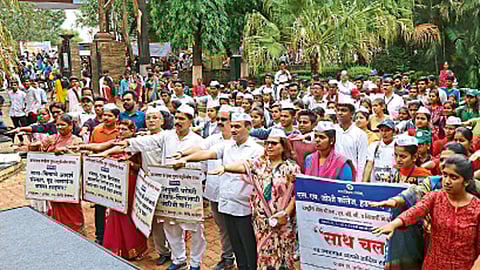 डॉ. राम मनोहर लोहिया उद्यान, हडपसर - ‘सकाळ’तर्फे आयोजित ‘साथ चल’ उपक्रमामध्ये सहभागी होत शुक्रवारी आई-वडिलांची सेवा करण्याची शपथ घेताना विद्यार्थी, नागरिक आणि लोकप्रतिनिधी.